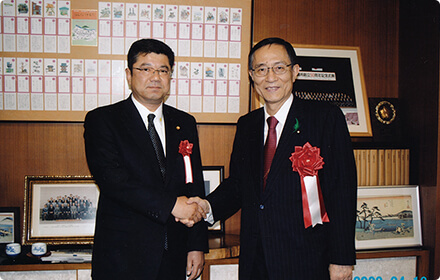 前清和政策研究会会長、衆議院議員議長細田博之氏と固い握手